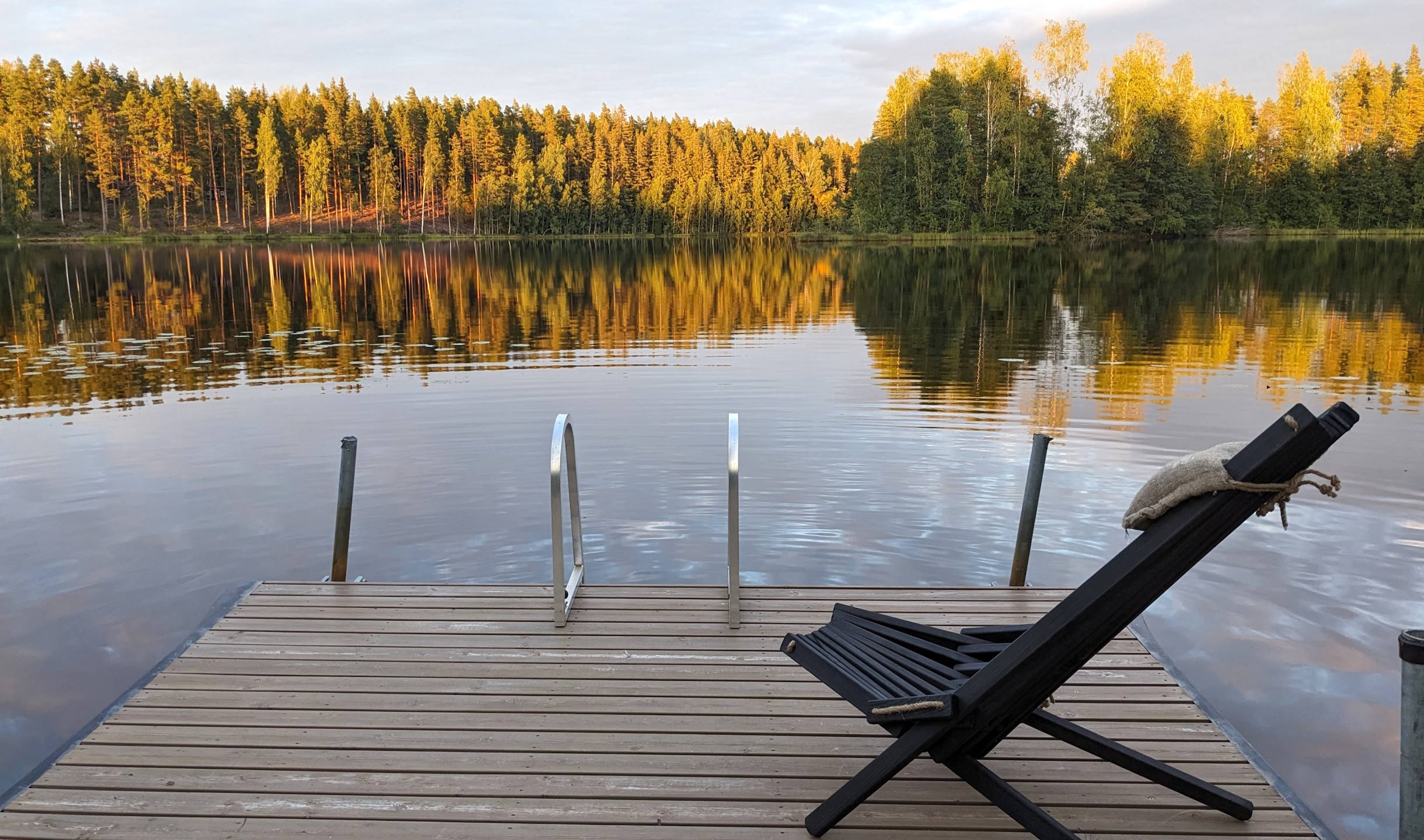 Ecofurn tuoli mökin laiturilla