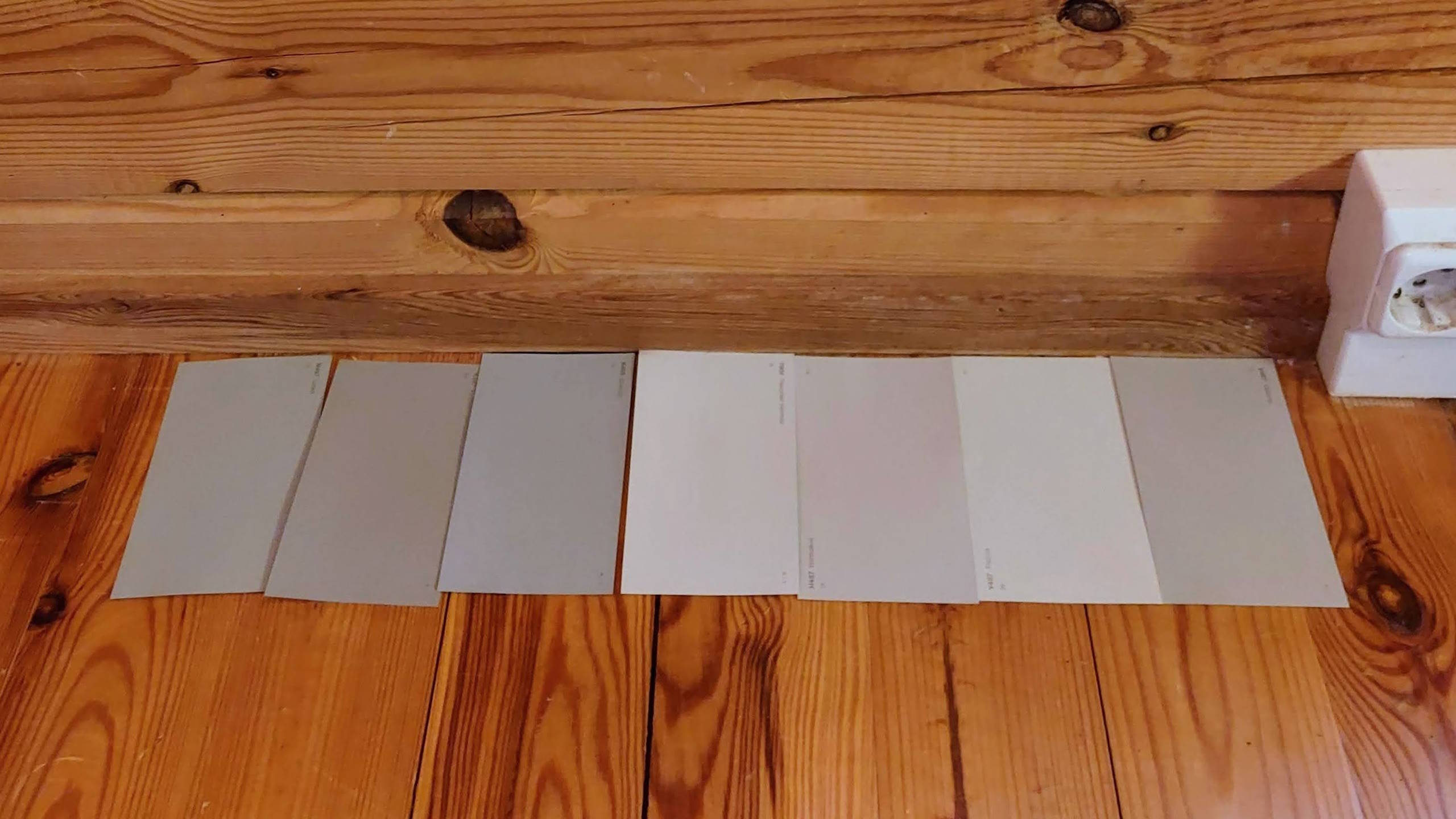 Hirsimökin seinien ja lattian värimallit