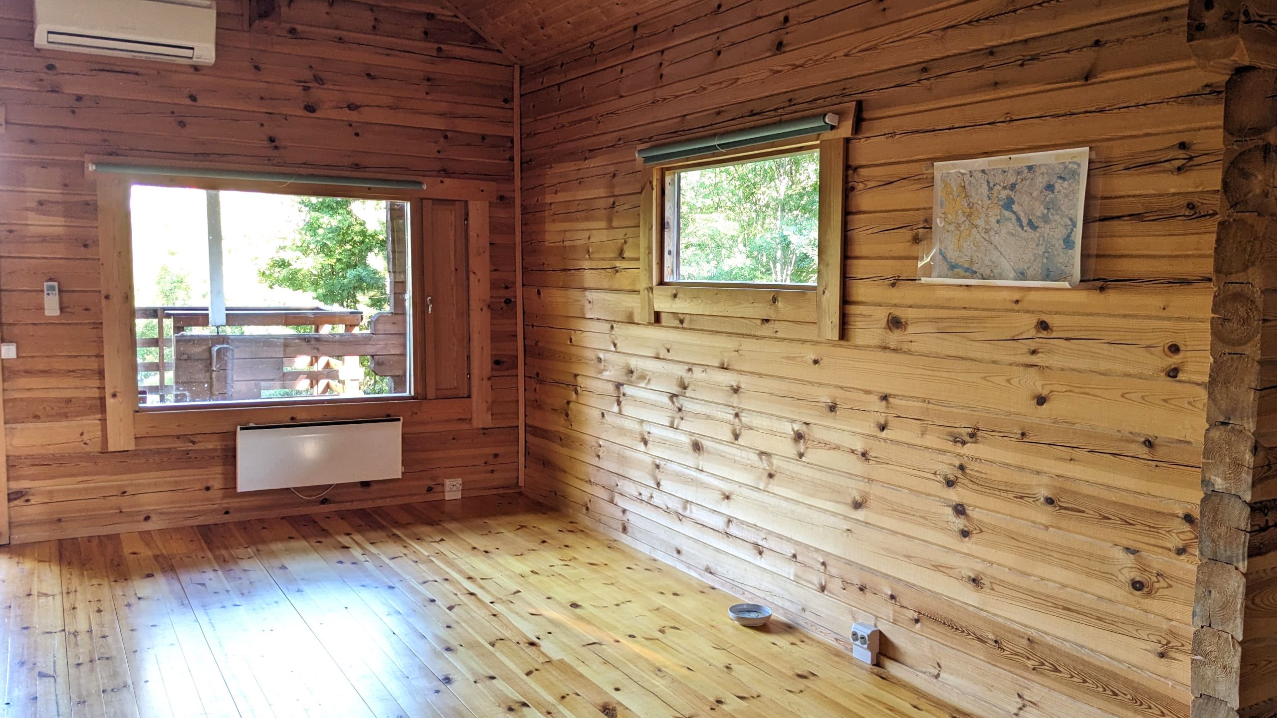 Kellastuneet hirsiseinät mökillä